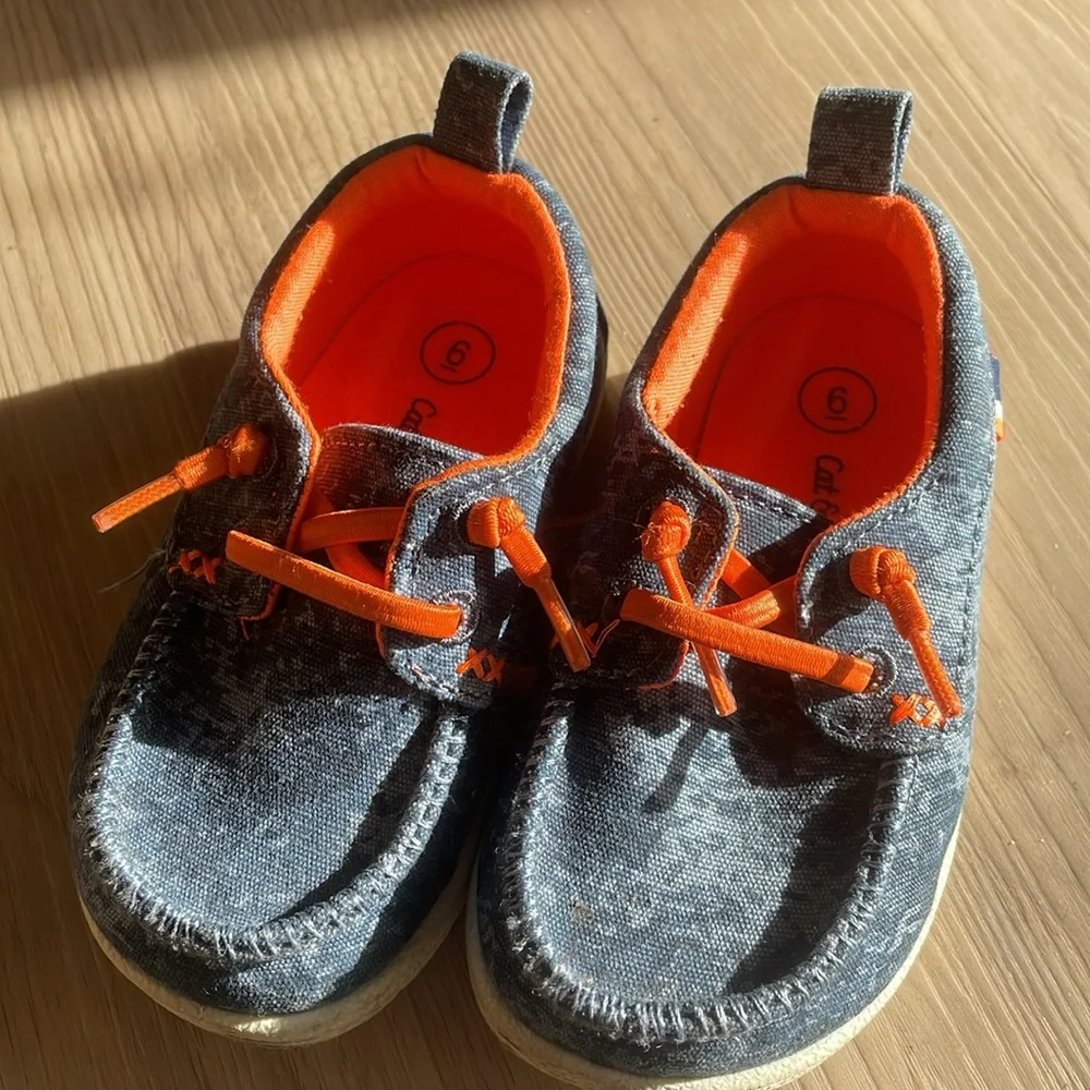 Cat and jack blue abstract slip in sneakers size 6